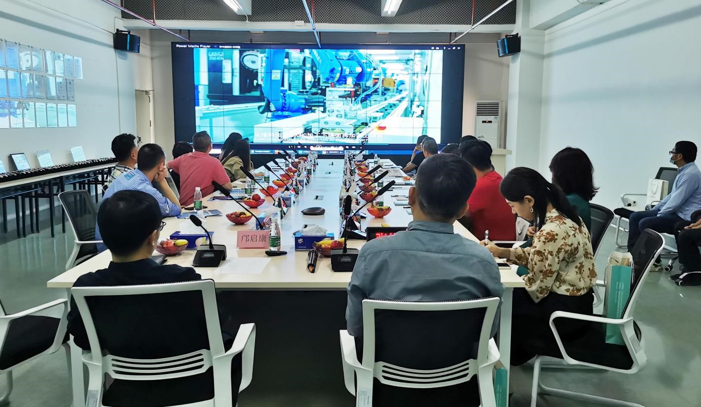 當(dāng)新華商智遇見教育科技 一場(chǎng)智慧工廠的深度交流之旅